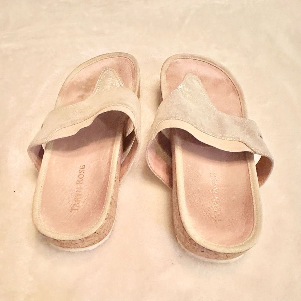 ✨ Taryn Rose Adelle Gold Wedge Sandals | Size 7.5 ✨ - Picture 4 of 6